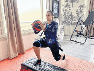 En combinaison bourrée d’électrodes qui permettent un travail profond et simultané de tous les muscles, gainé d’une ceinture connectée, ou dans un cabine froide, sensations garanties. / PHOTOS P.S.